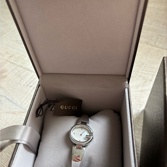 Gucci Guccissima with 3 diamonds and mother of pearl display watch - Picture 3 of 7